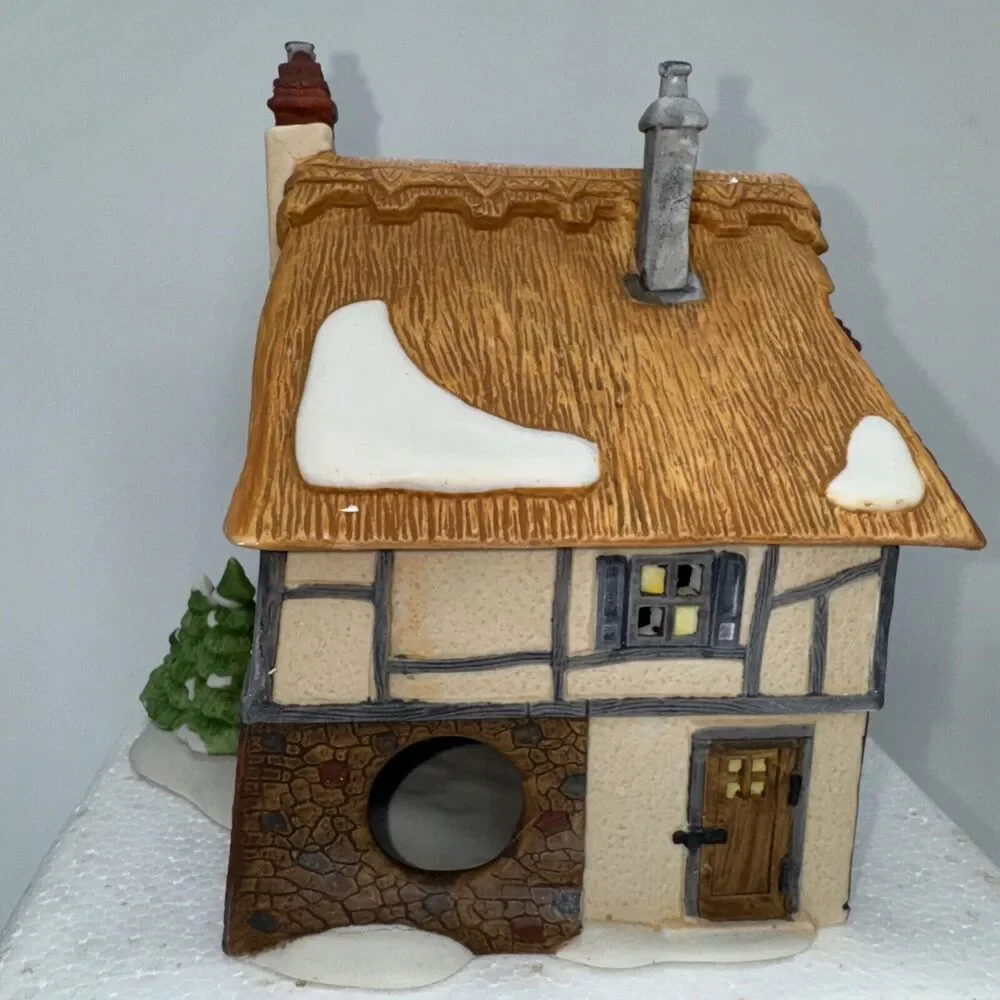 NEW Department 56 Dickens Village Copperfield Betsy Trotwood's Cottage 5550 Dept
